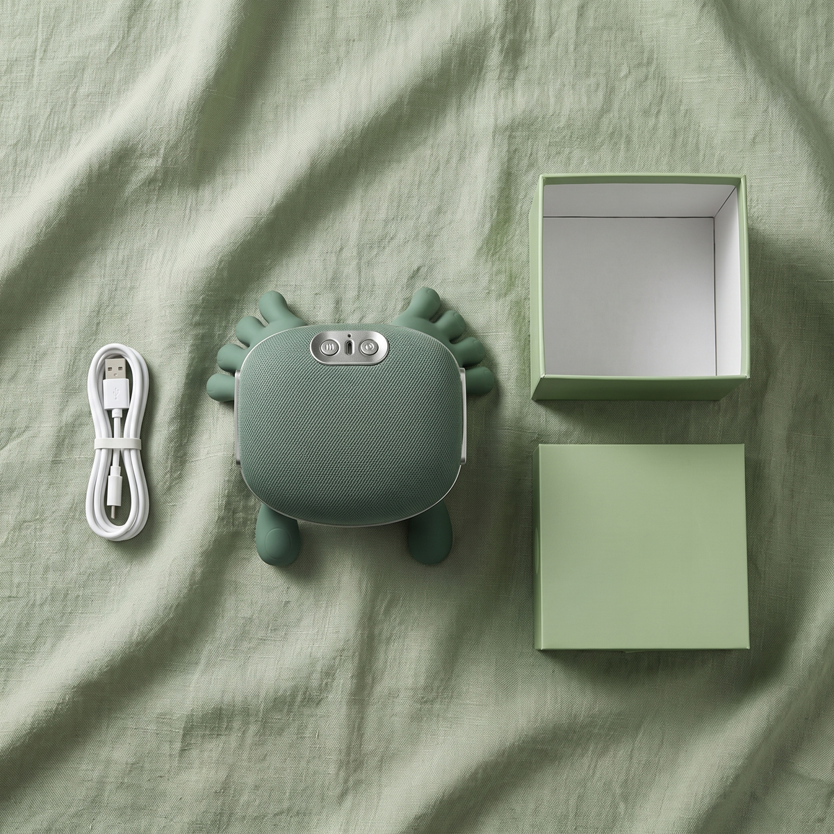 What is in the box: the massager, its retail box and a USB-C cable